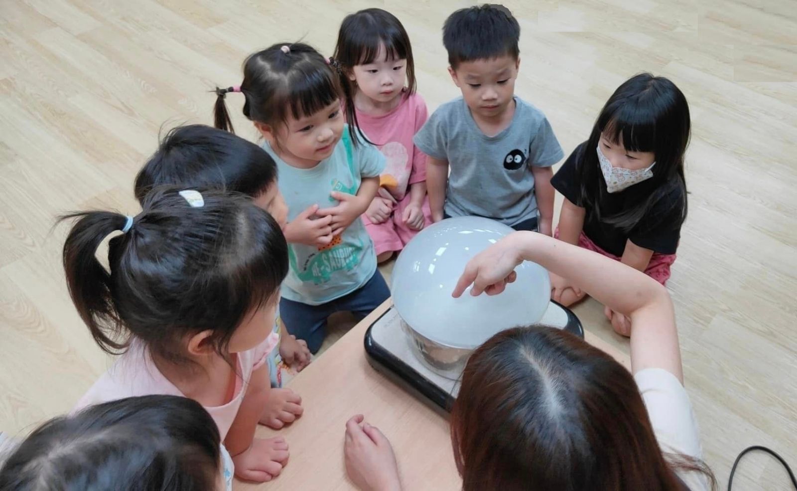 育圃幼兒園老師帶著孩子做水的三態實驗